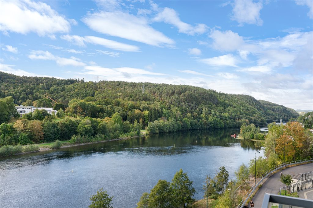 Sodalsveien 21. Flott, åpen utsikt mot vannet og de grønne omgivelsene.