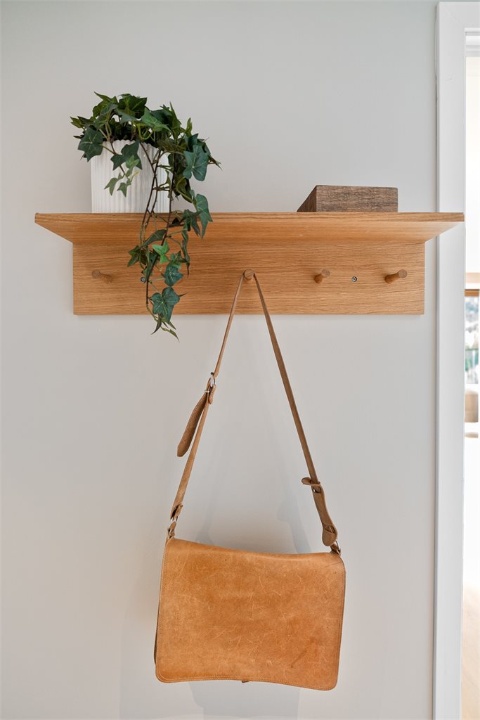 Innbydende entré med speilgarderobe og parkett på gulvet.