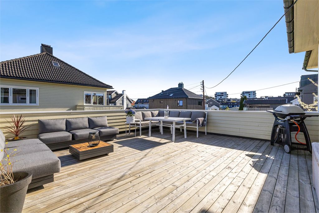 Stor og usjenert terrasse med ettermiddagssol