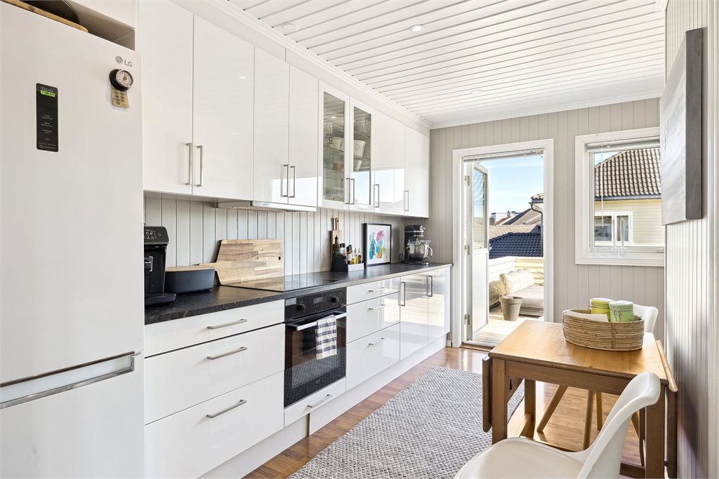 Innholdsrikt kjøkken med direkte utgang til stor solrik veranda. Herlig løsning. 