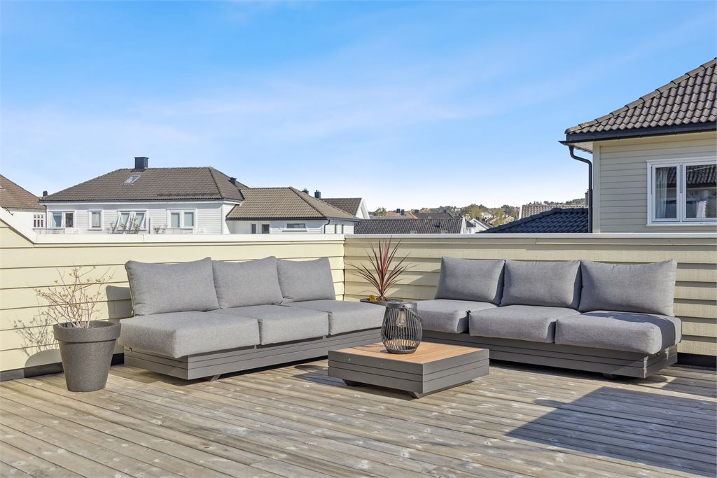 Stor og usjenert terrasse med ettermiddagssol