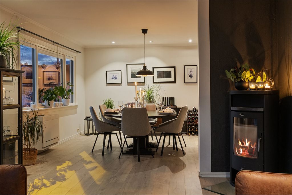 Romslig og koselig stue med vedovn og varmepumpe så er du sikret året rundt på varme og kjøling