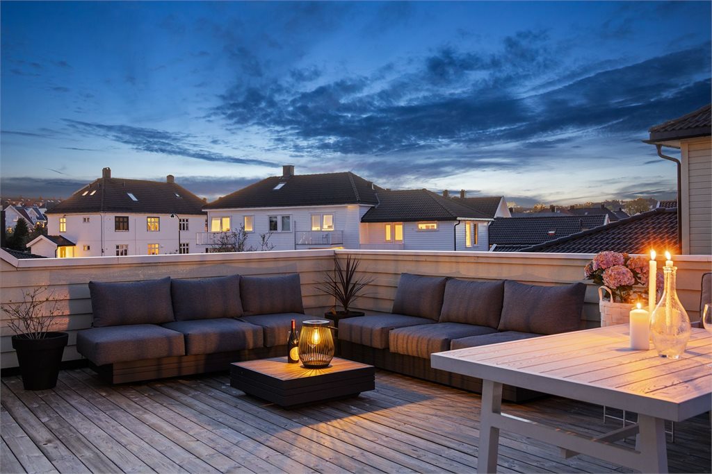 Stor og usjenert terrasse 