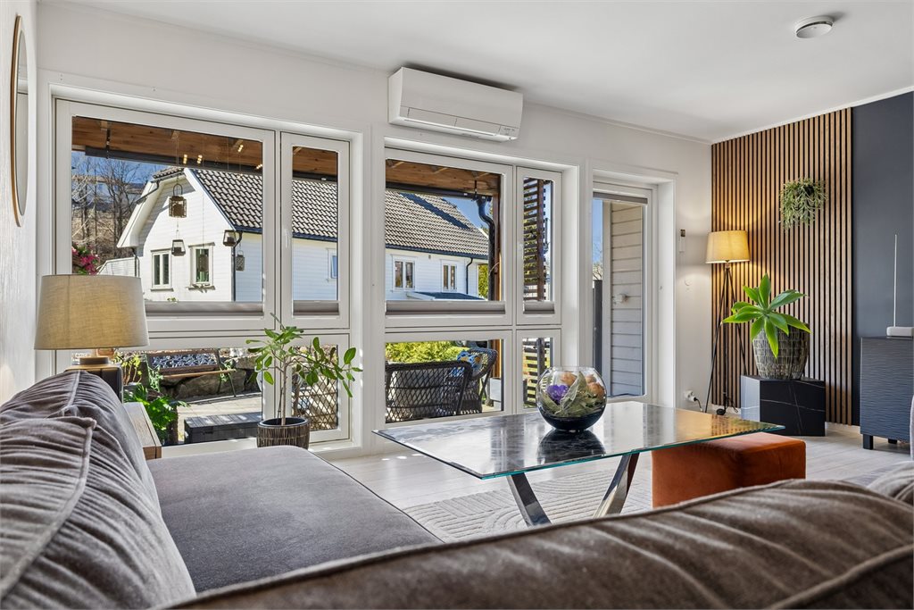 Fra stue er det utgang til skjermet og delvis overbygget terrasse med gode solforhold og plass til utemøbler.