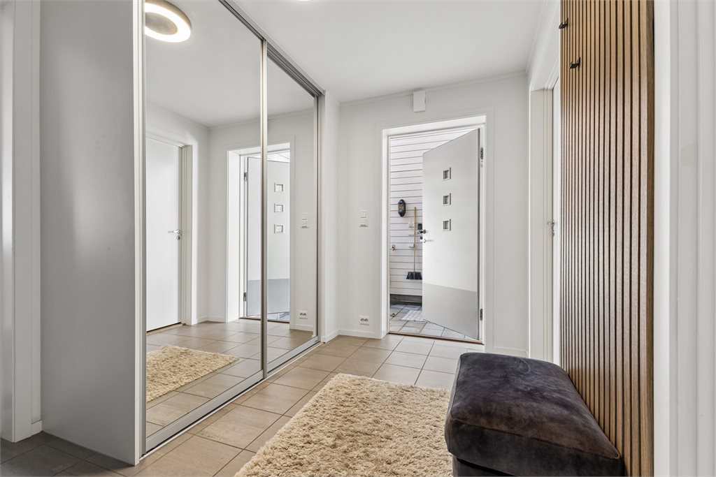 Stor skyvedørsgarderobe med speilfronter når du kommer inn.