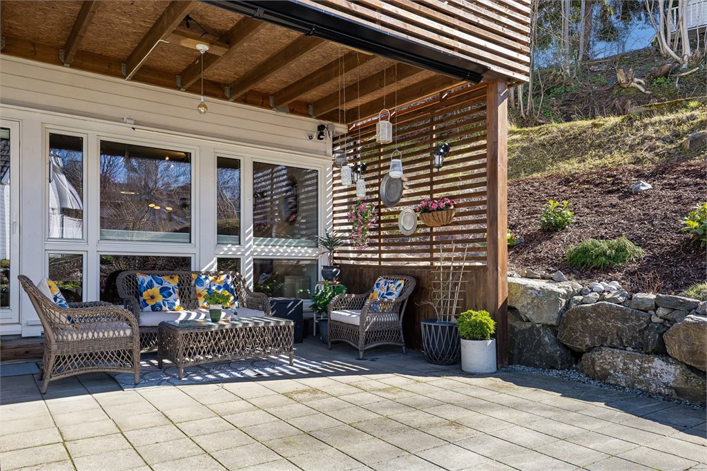 Flott terrasse på ca. 30 m² med gode solforhold og god plass til utemøbler.