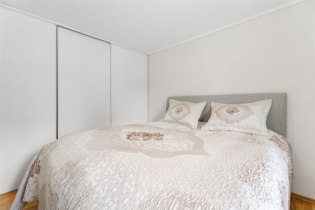 Hovedsoverom med skyvedørsgarderobe