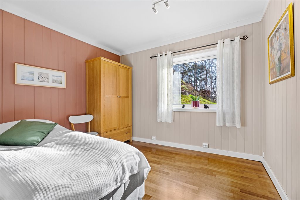 Hovedsoverommet er av god størrelse og malt i lune farger.