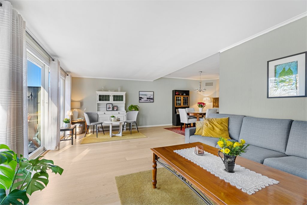 Lys og trivelig stue med godt lysinnslipp fra store vinduer.