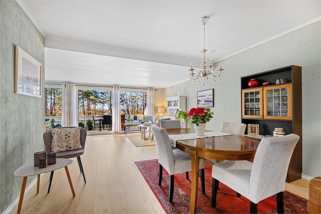 Det er god plass til en stor spisegruppe. 