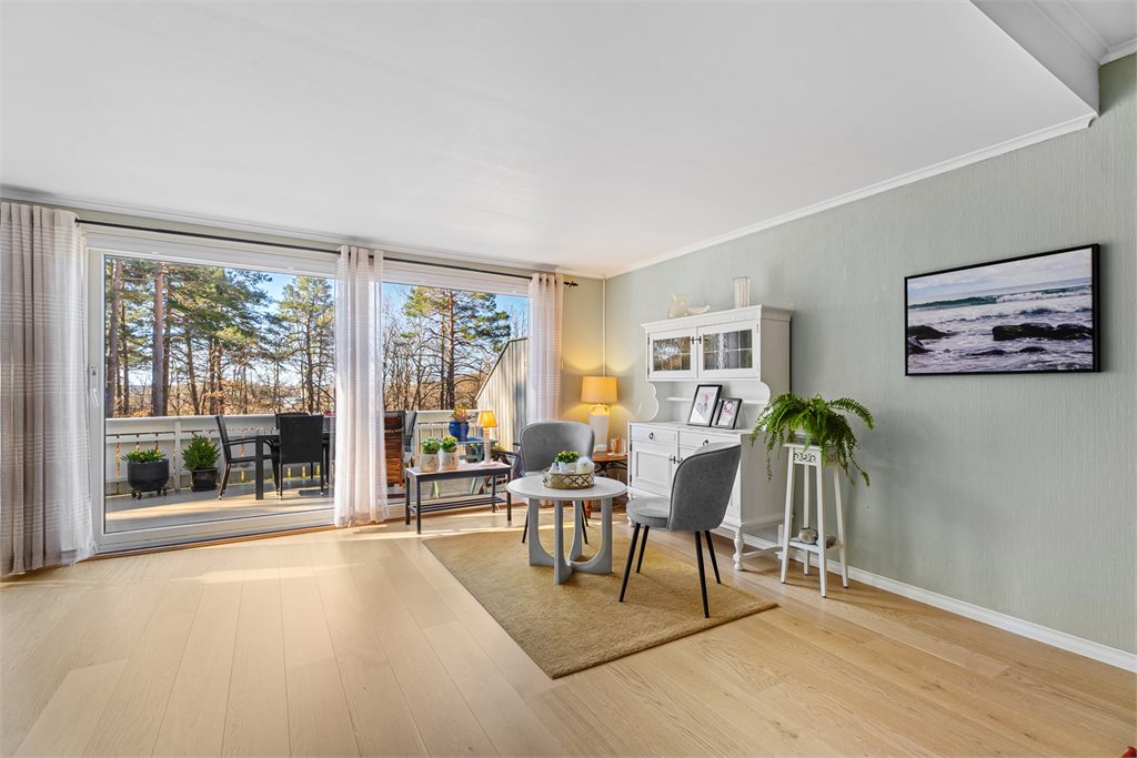 Stuen er av god størrelse og er i en vinkel som gjør det lett å ha ulike soner.