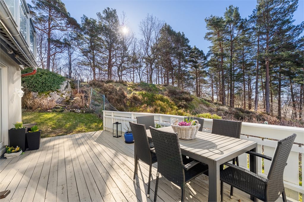 Omringet av grønne og idylliske omgivelser på usjenert terrasse rett ut fra stuen, det er også meget gode solforhold.