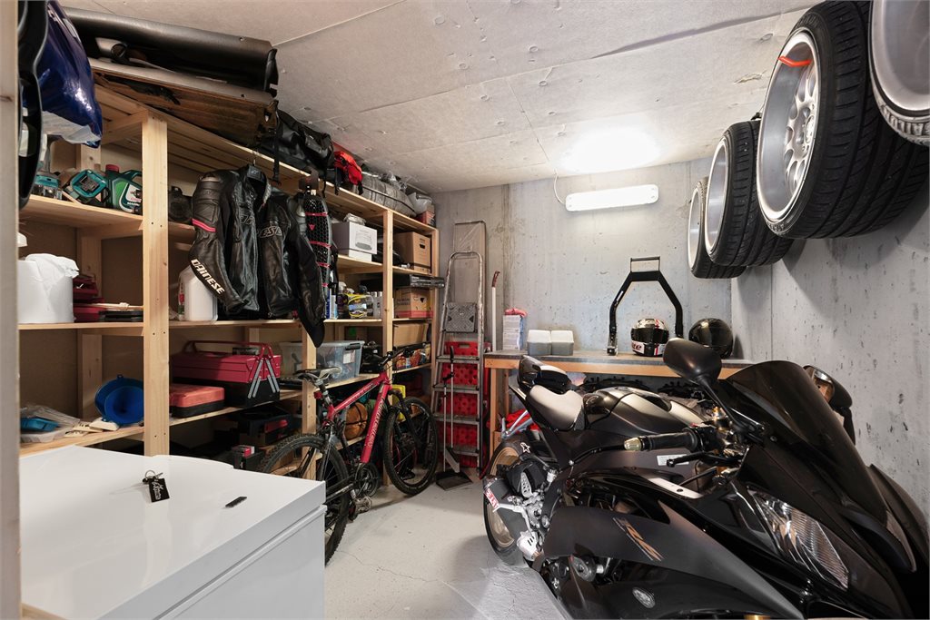 Praktisk bodplass i tilknytning til parkeringsplass med gode oppbevaringsmuligheter