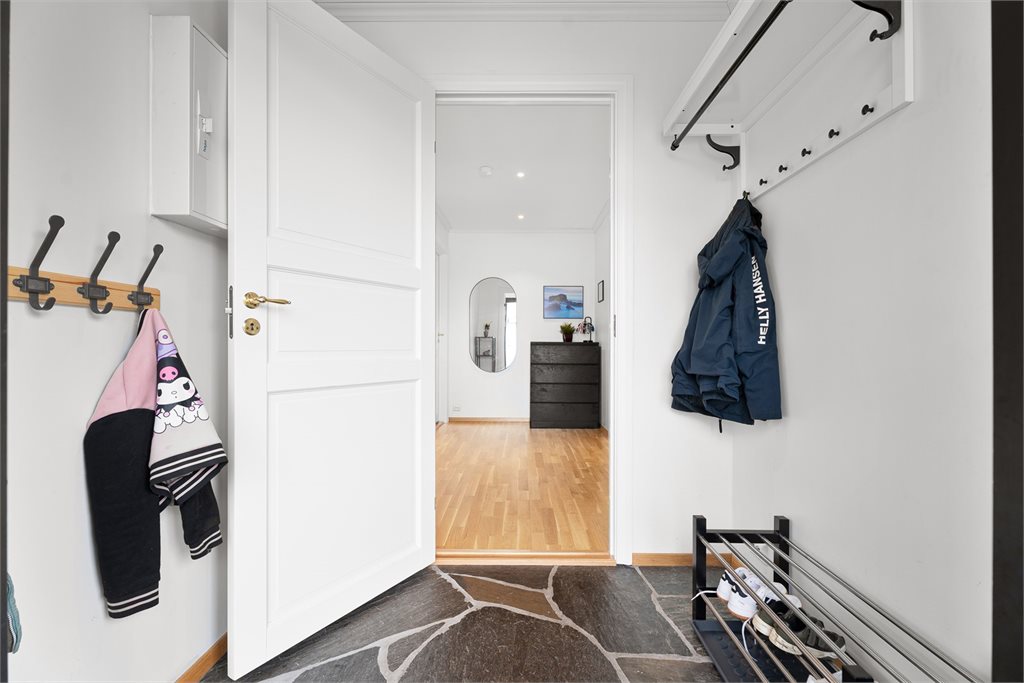 Praktisk entré med garderobeløsning