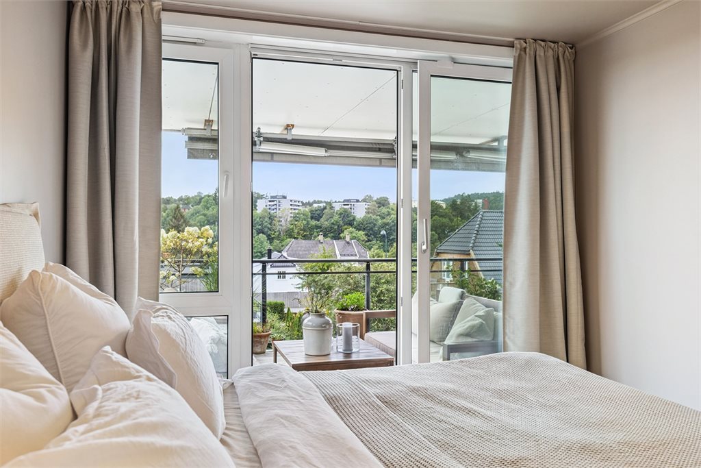 Soverom 1. Egen utgang til balkong.