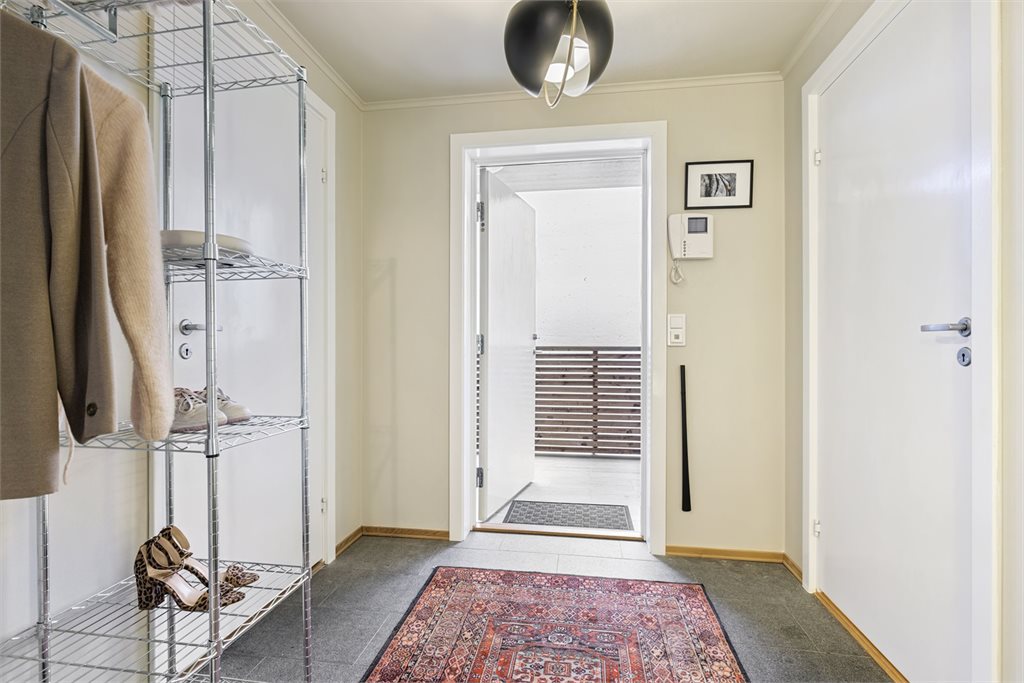 Velkommen inn! Det er god plass til å henge av seg yttertøy og sette fra seg sko.