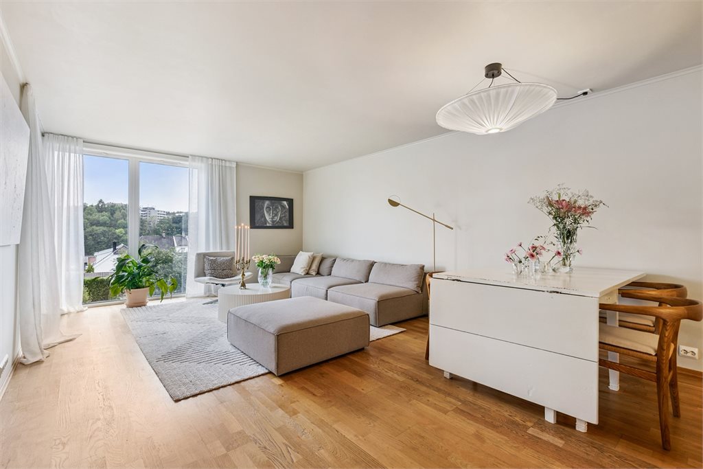 Stuen har god plass til sofa og tilhørende møblement for å skape den stuen du selv ønsker.