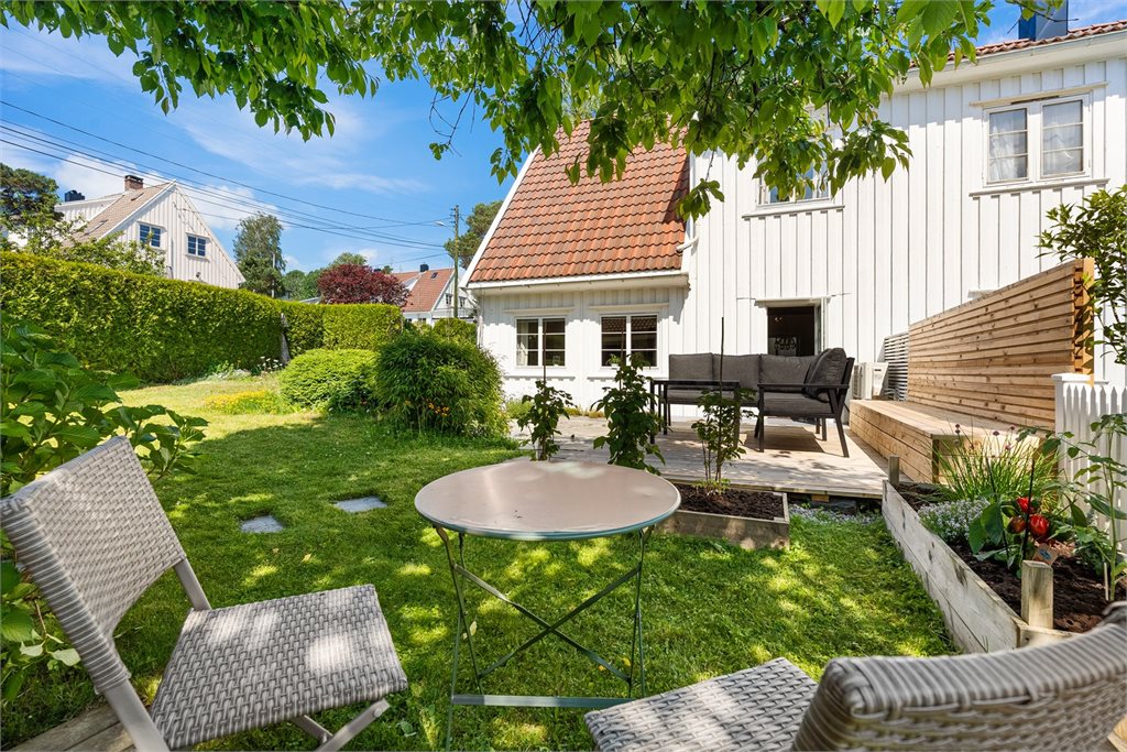 Meget koselig hage med hagestue, terrasse og flere hyggelige soner