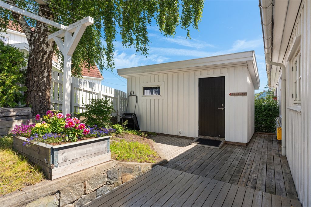 På baksiden av huset finner du en romslig bod med snekkerverksted (ikke byggemeldt)