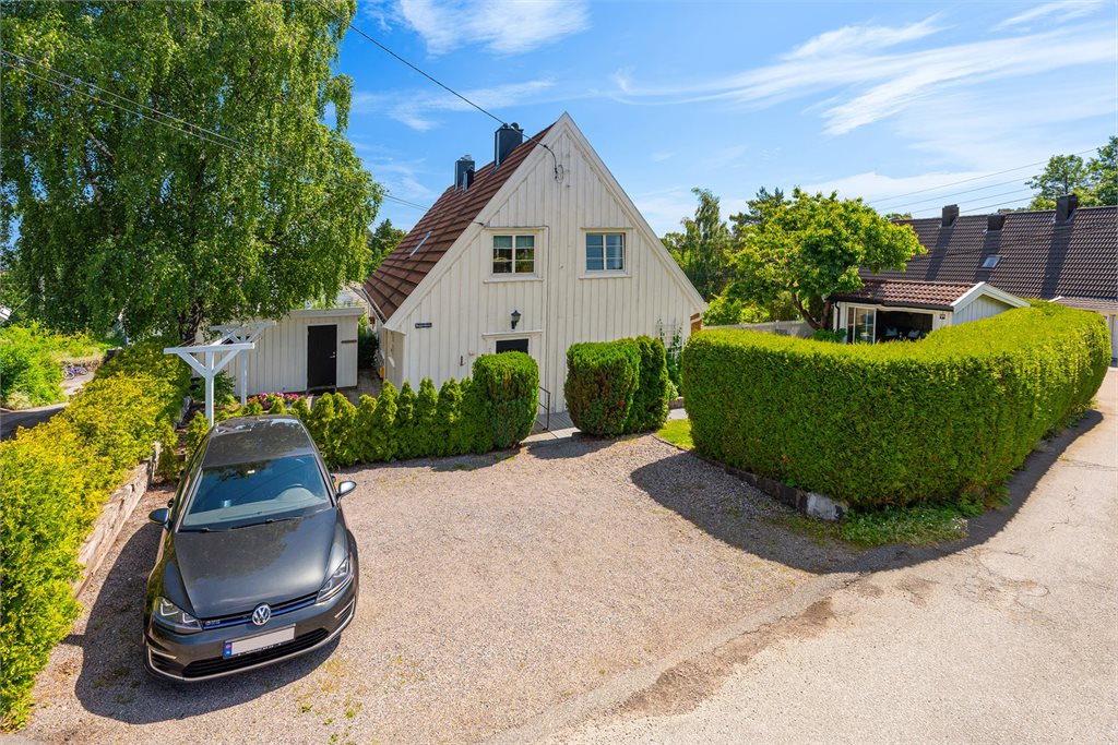 Hyggelig gårdsplass tilhørende huset med god plass til tre biler