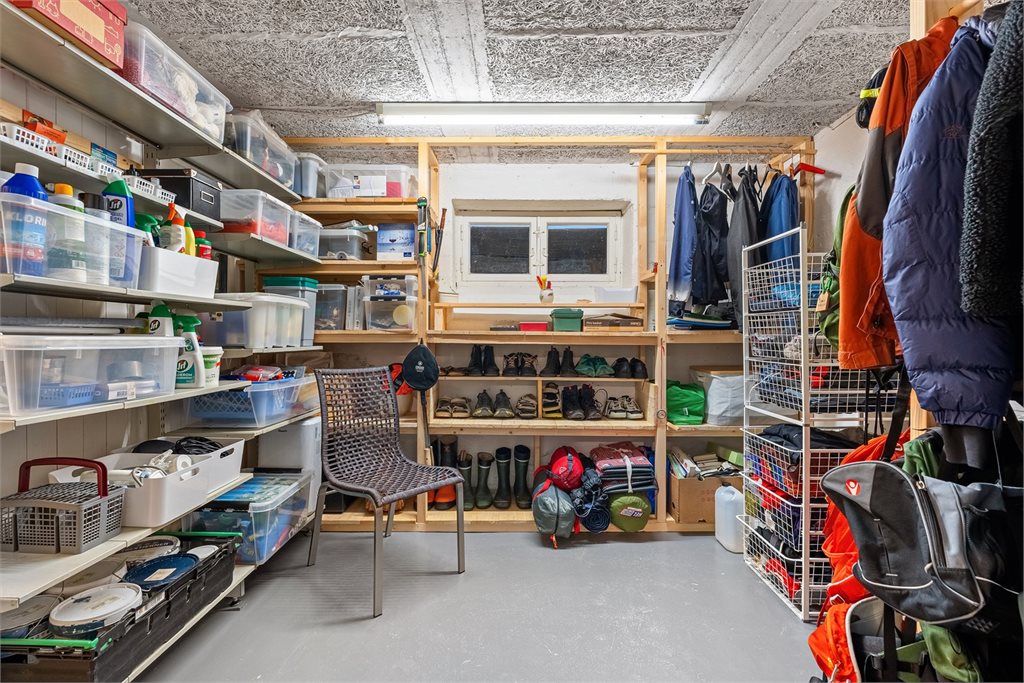Praktisk innredet bod i kjeller. Huset byr på plenty oppbevaringsplass!