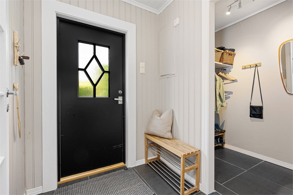 Inngangsparti med praktisk walk-in closet innenfor 