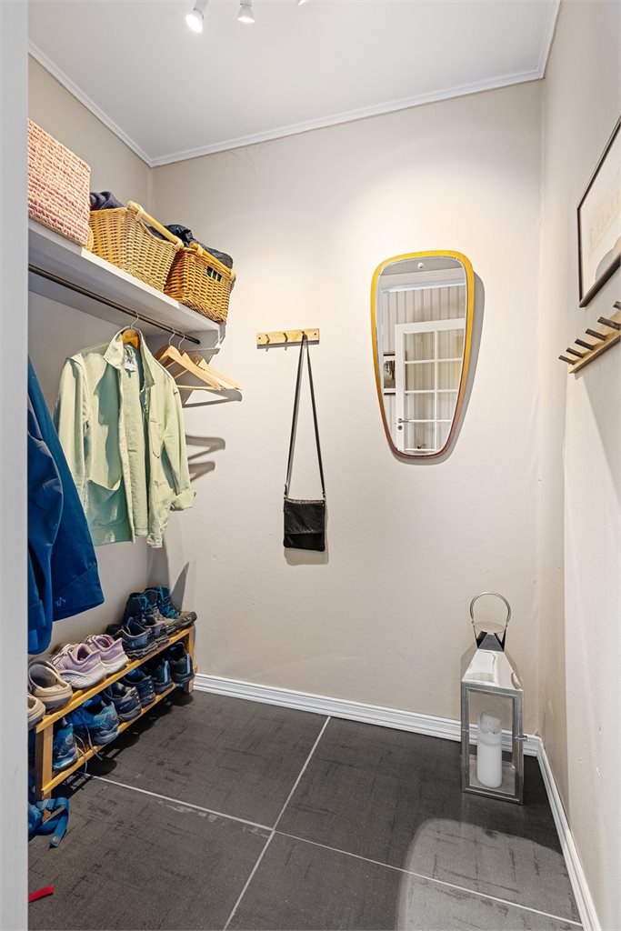 Walk-in closet i forbindelse med inngangsparti 