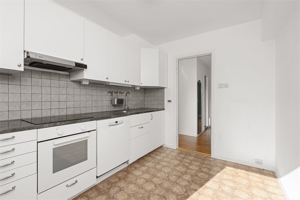 Stort kjøkken med innredning fra IKEA 