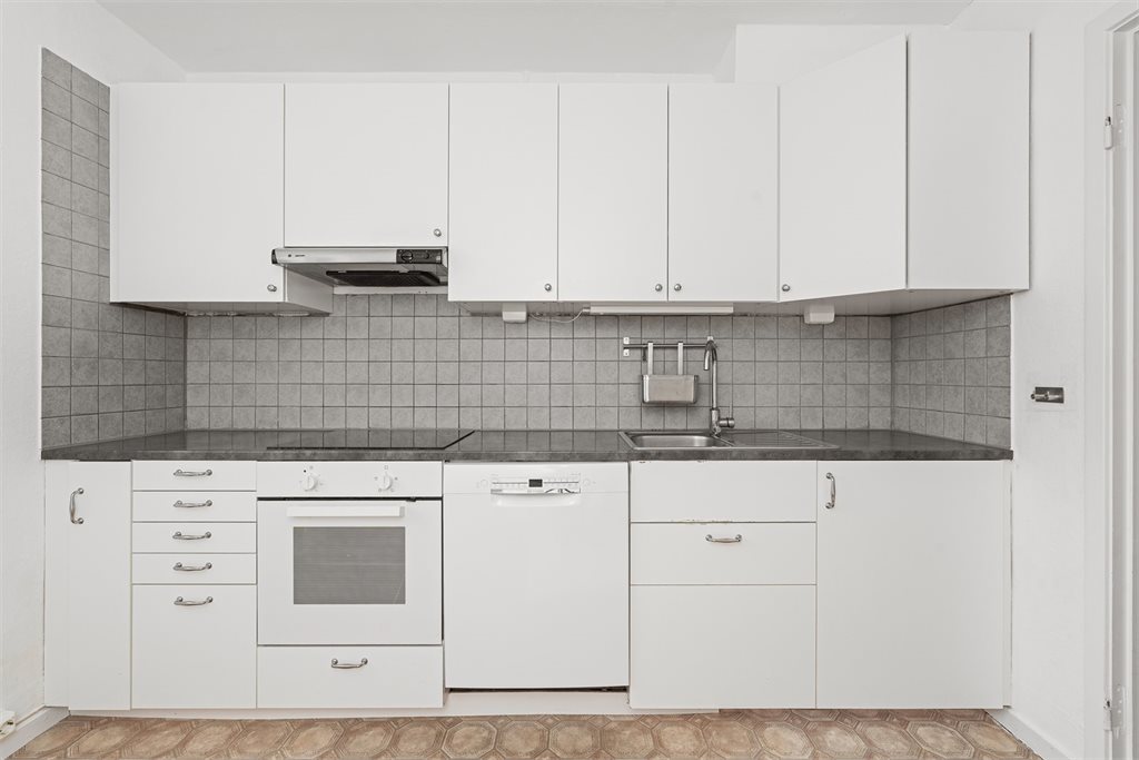Stort kjøkken med innredning fra IKEA 
