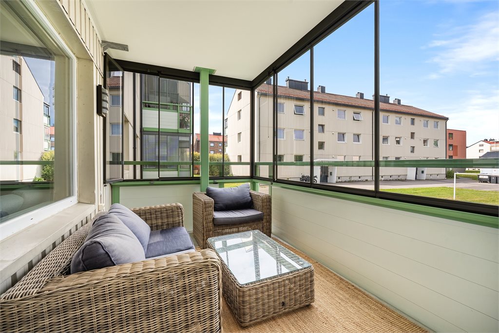 Stor innglasset balkong med hyggelig utsyn