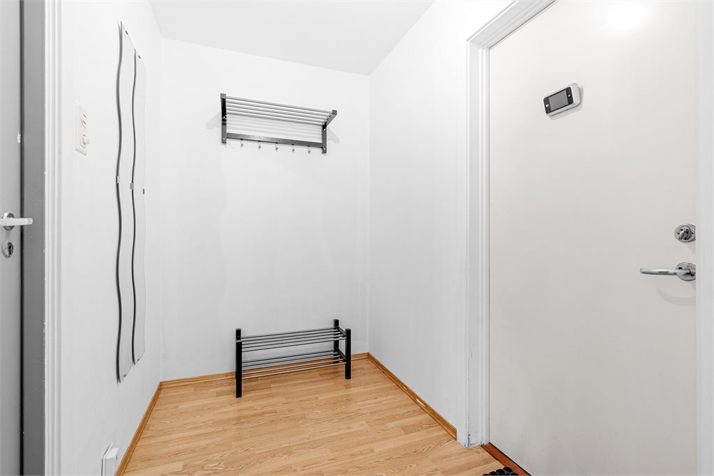 Inngangsparti med plass til å henge fra seg yttertøy