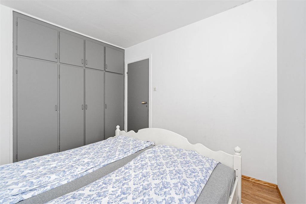 Hovedsoverom med stor plassbygget garderobe