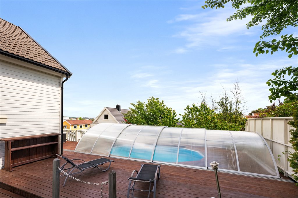 Basseng med skyvbart overbygg på stor terrasse – solrikt og privat