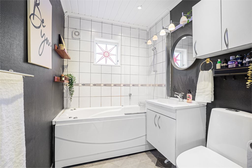 Delikat bad med boblekar, fliser og moderne innredning