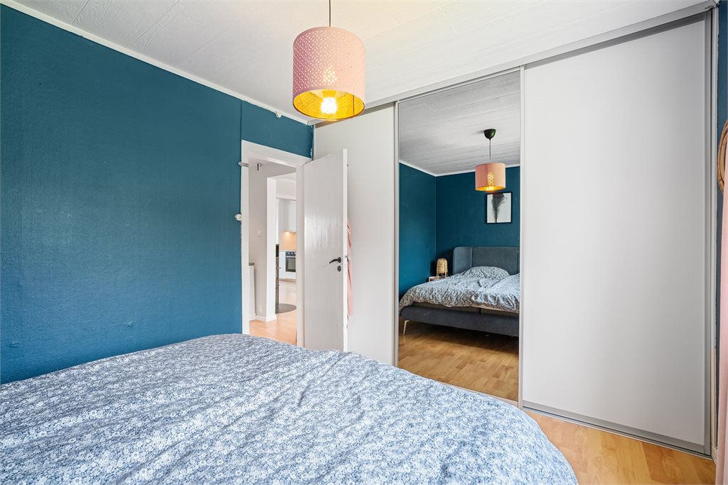 Delikat soverom med skyvedørsgarderobe og god plass til dobbeltseng