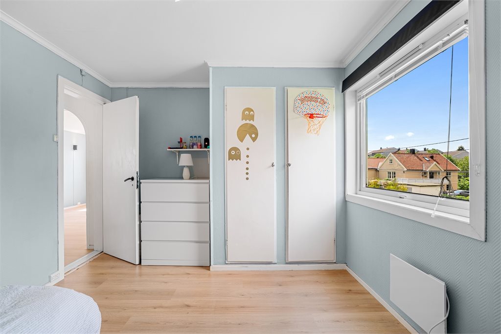 Lyst soverom med god skapplass og fint naturlig lys