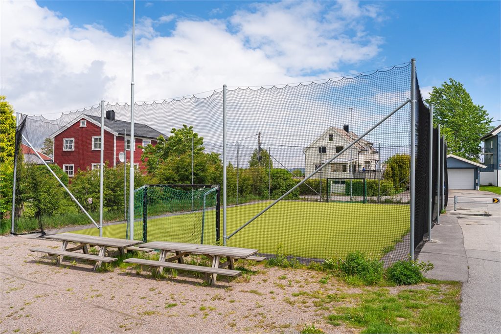 Nærliggende ballbinge og lekeområde – attraktivt nærmiljø for barn og unge