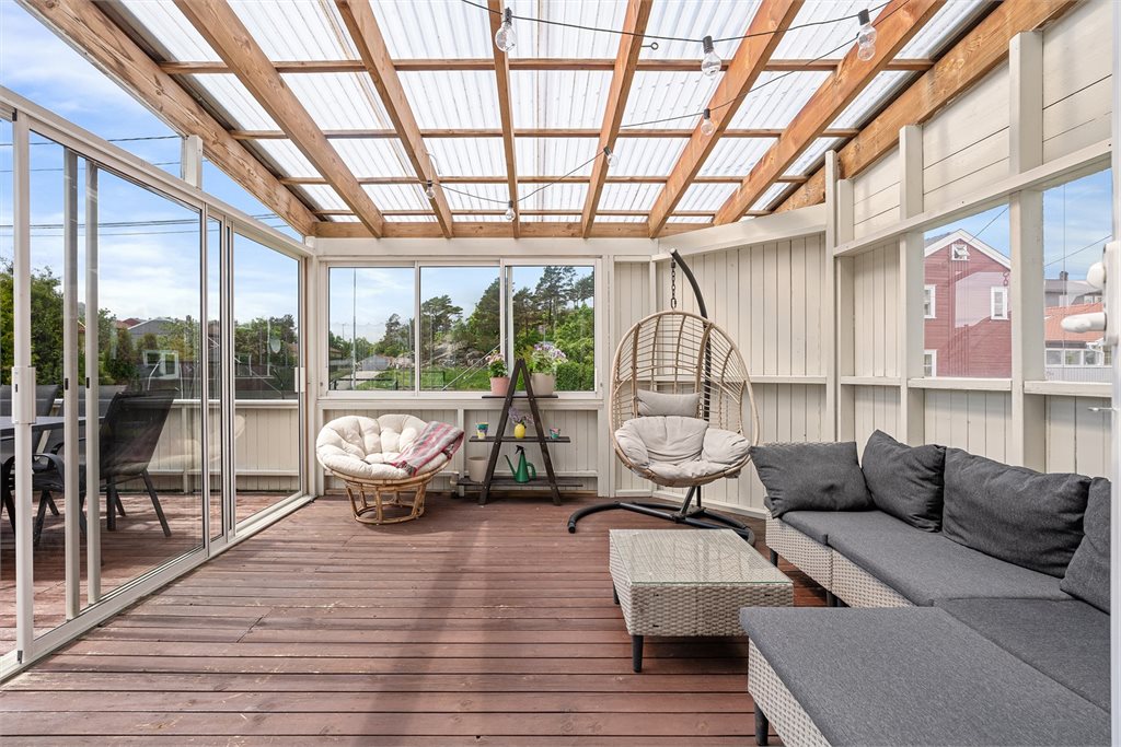Overbygd terrasse:uterom – lun og romslig med helårsbruk