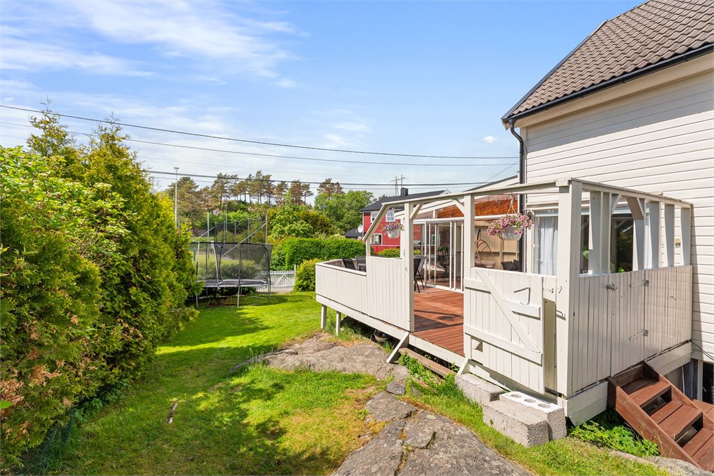 Skjermet terrasse/uterom med utgang til hage og grønne omgivelser