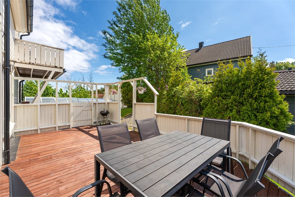 Solrik terrasse med god plass til utemøbler og skjermede omgivelser