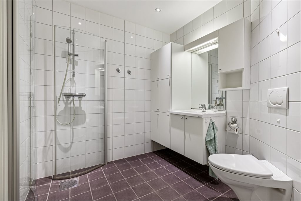 Badet er lyst og flislagt. Varme i gulv.