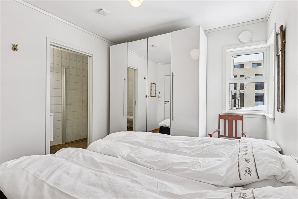 Det er tilknyttet eget bad til hovedsoverom.