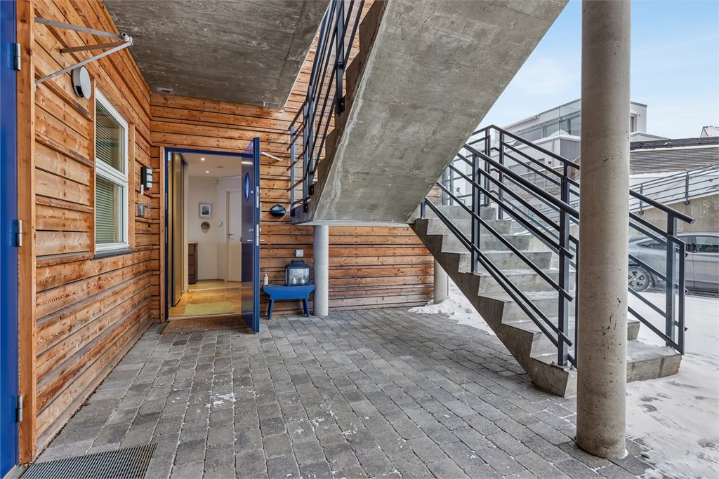 Velkommen inn - det er parkering i garasjeanlegget like utenfor døren. Trappefri adkomst.