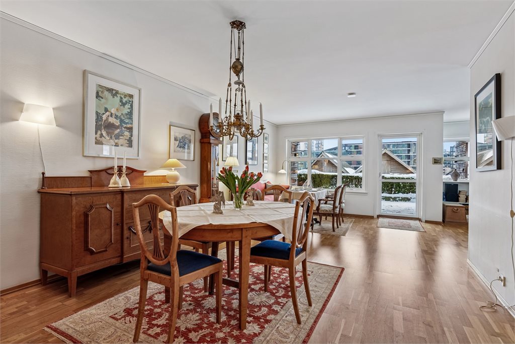 Det er naturlige soner i stuen med god plass til sittegruppe og sofakrok. Møbler til løsningen du selv ønsker.