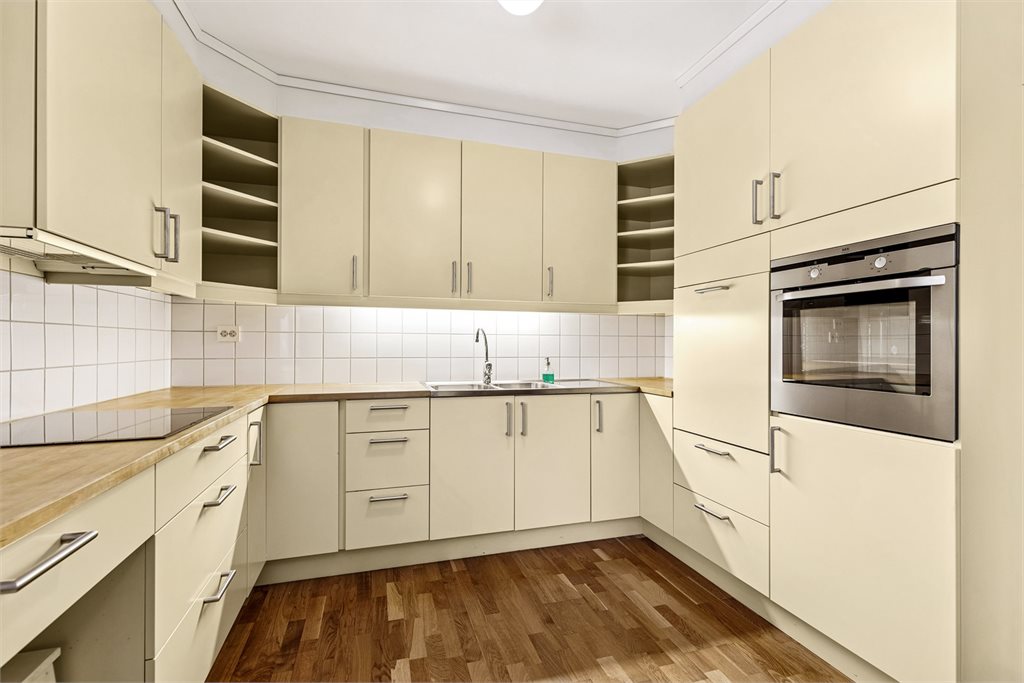 Kjøkkenet har godt med skap og benke plass. Integrerte hvitevarer medfølger salget.