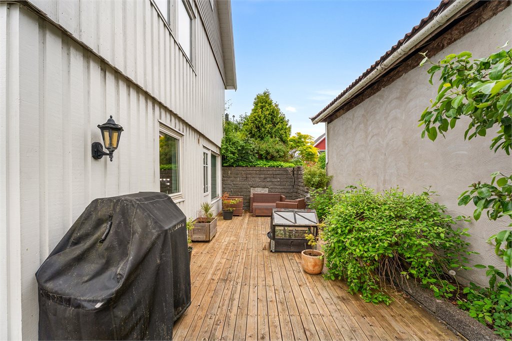 Romslig uteplass tilknyttet utleiedel, med terrasse og skjermede omgivelser