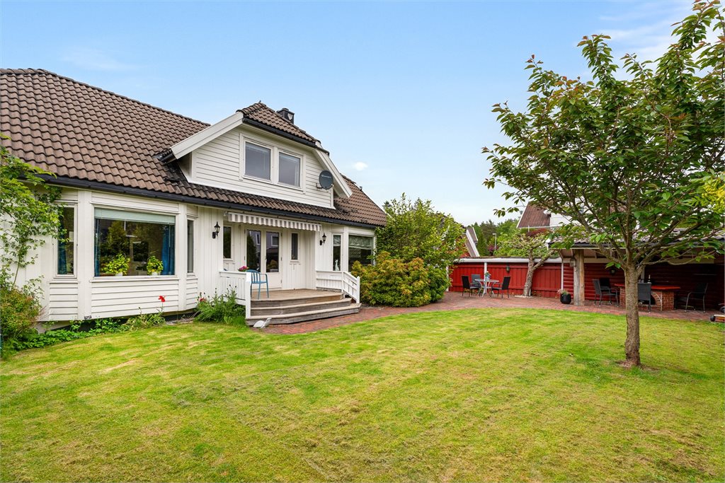 Stor og skjermet hage med gode solforhold og adkomst til uteplass