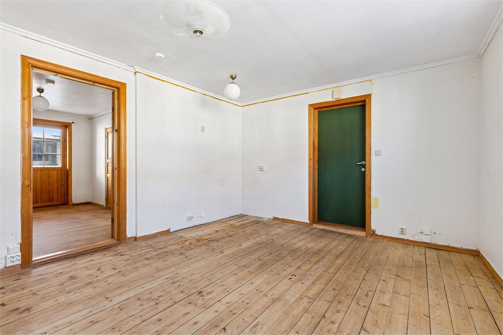 Første etasje er delt inn i stue, bad og soverom. (Egen boenhet, tidligere har det vært kjøkken sammen med stuen)