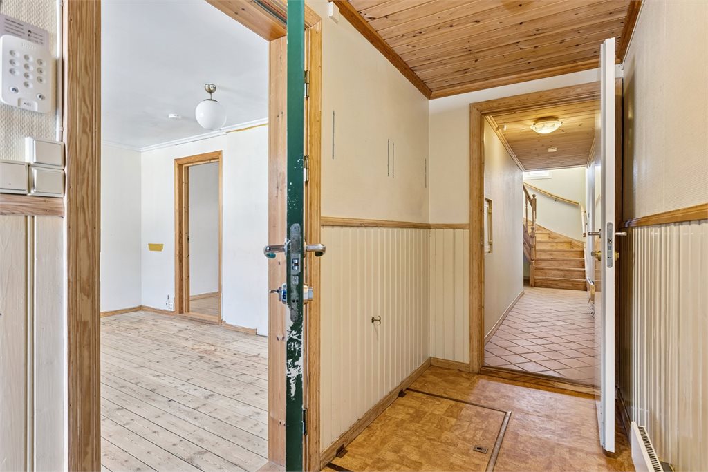 Entré (til venstre inn til minste boenhet og rett frem til hoveddelen)