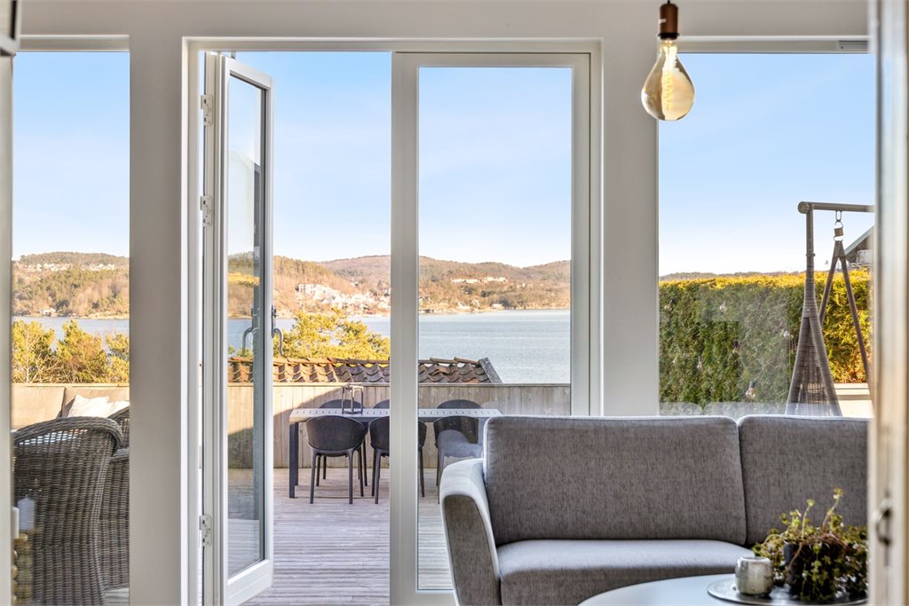 Foran boligen finnes en terrasse på ca. 100 kvm med sol fra morgen til kveld. Perfekt til hverdag og fest.